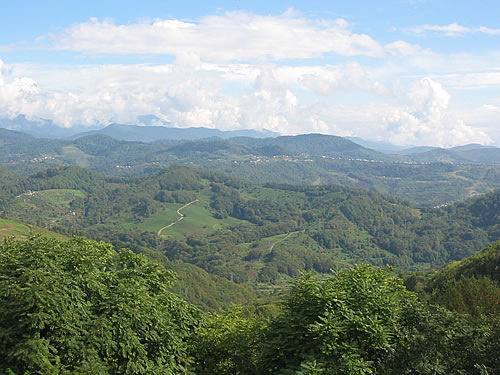 Вид на горы с чайных домиков — фото: Лоо, маленький Сочи