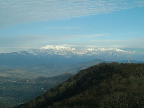 Снежные вершины Большого Кавказского хребта — фото: Лоо, маленький Сочи