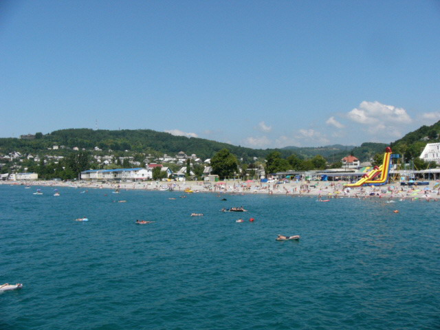 Вид с причала на центральный пляж — фото: Лоо, маленький Сочи