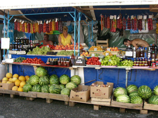 Продуктовый рынок — фото: Лоо, маленький Сочи
