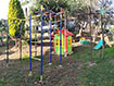 Детская площадка: лазалка, качели, домик, песочница, горка и зона отдыха для взрослых