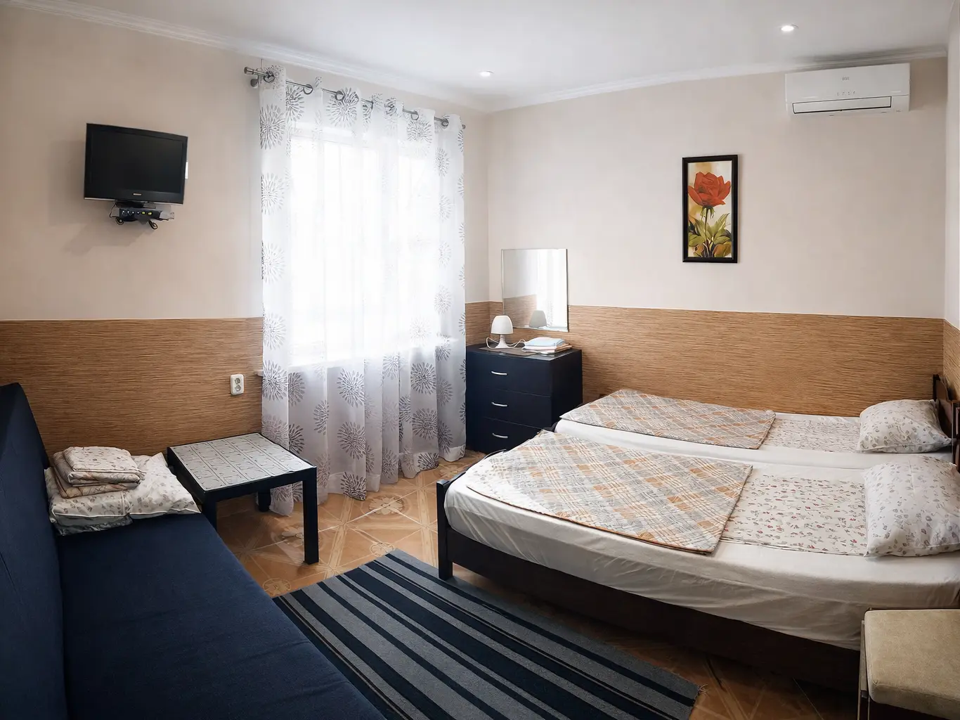 Трёхместная комната со своим санузлом, коридором и отдельным входом с улицы. В комнате кондиционер, WiFi и ТВ