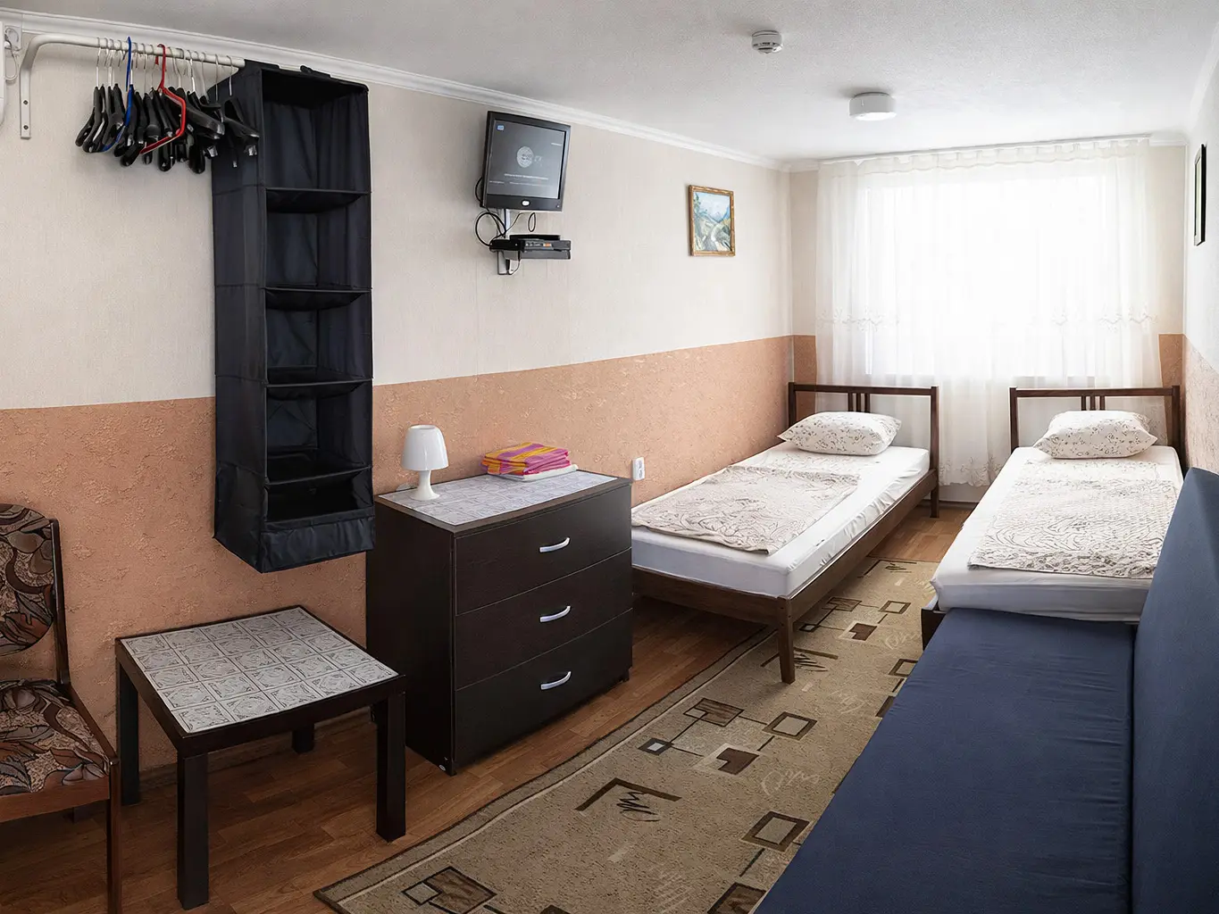 Трёхместная комната на втором этаже. В комнате кондиционер, WiFi, ТВ. Туалет и душ с отдельным входом с улицы один на две комнаты