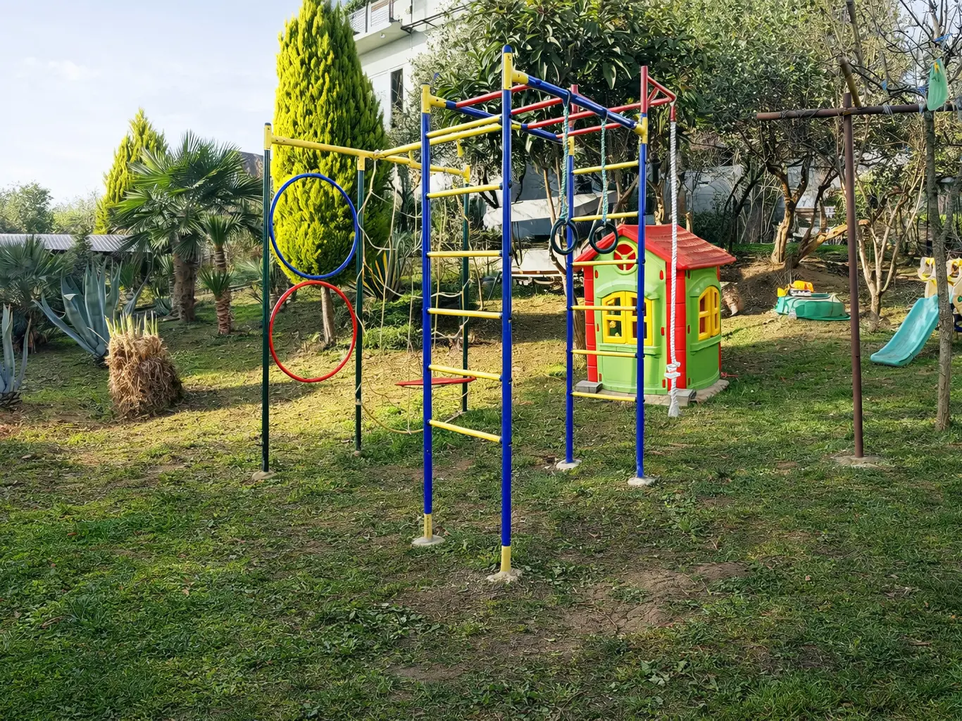 Детская площадка: лазалка, качели, домик, песочница, горка и зона отдыха для взрослых