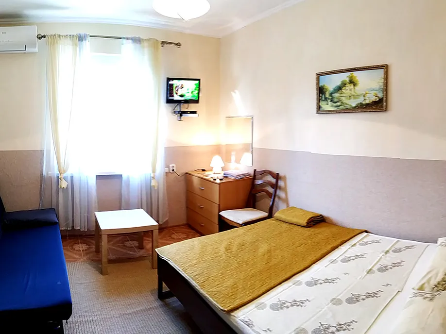 Трехместный стандарт с двуспальной кроватью: санузел в комнате, отдельный вход, ТВ 100 каналов, кондиционер