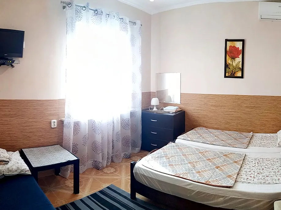 Трехместная комната «Стандарт» — отдельный вход, в комнате санузел, кондиционер, ТВ 100+ каналов, WiFi