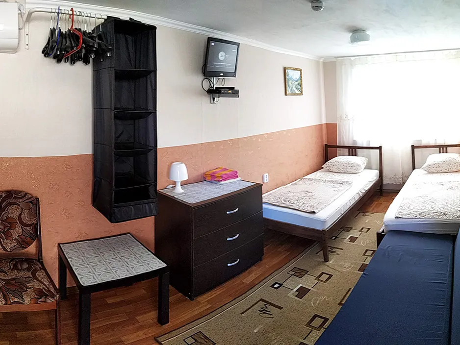 Трехместный эконом — в комнате кондиционер, ТВ 100+ каналов, WiFi, санузел отдельный вход с улицы