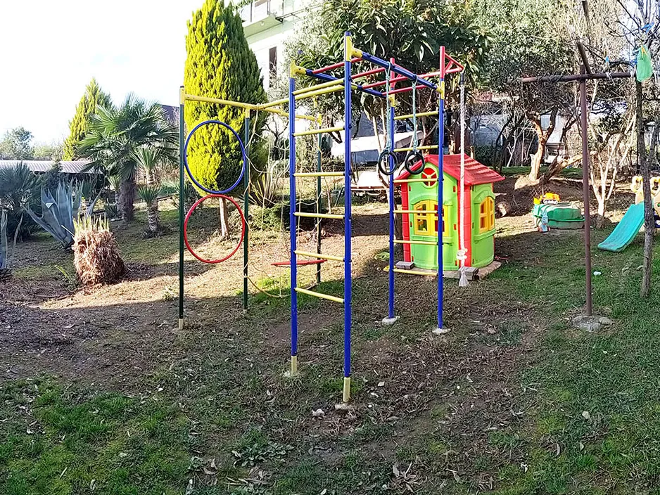 Детская площадка: лазалка, качели, домик, песочница, горка и зона отдыха для взрослых