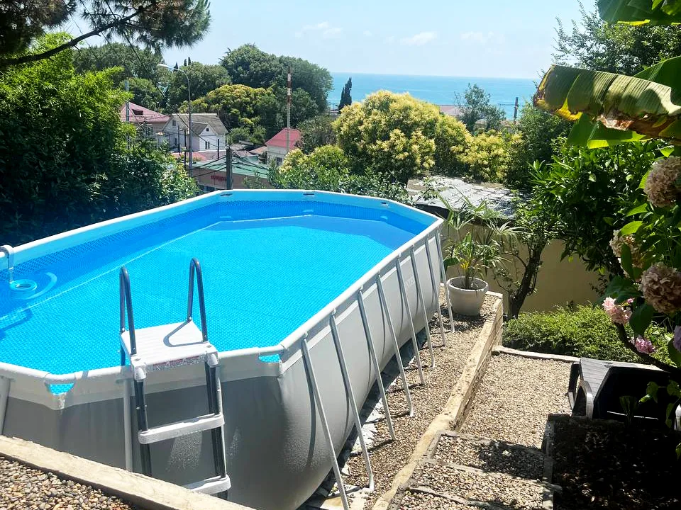 Бассейн с зоной для отдыха в саду