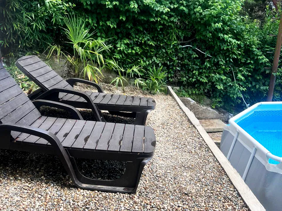 Шезлонги для отдыха в саду