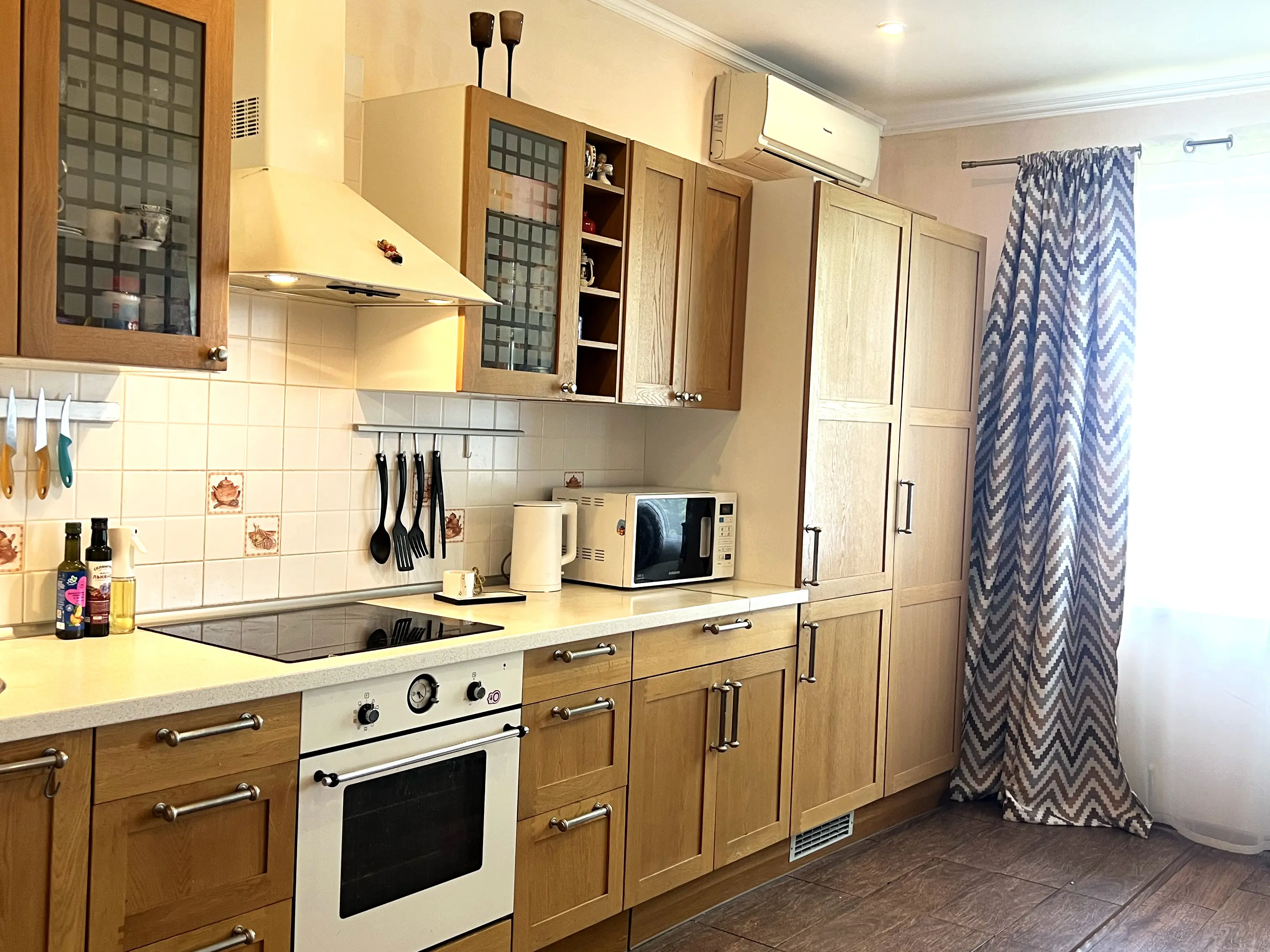 Вид из окон на море и посёлок. На кухне есть вся необходимая посуда для готовки и сервировки. В шкафу встроенный холодильник и шкаф для одежды