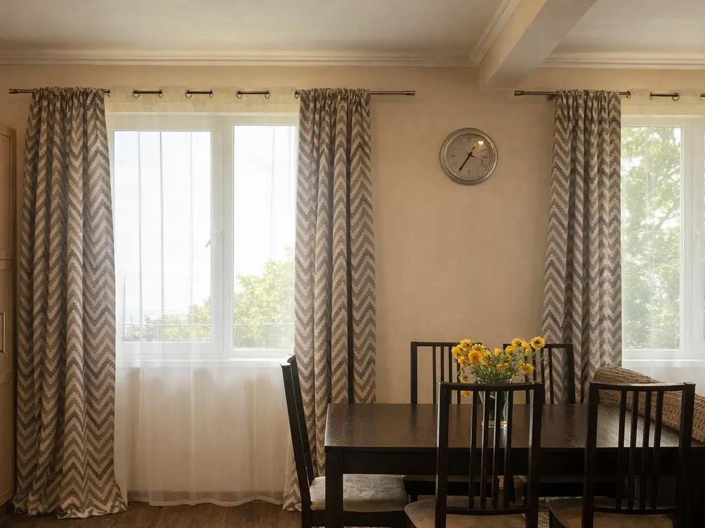 Стол в сложенном состоянии. Можно разложить на две секции и сделать его в полтора раза больше