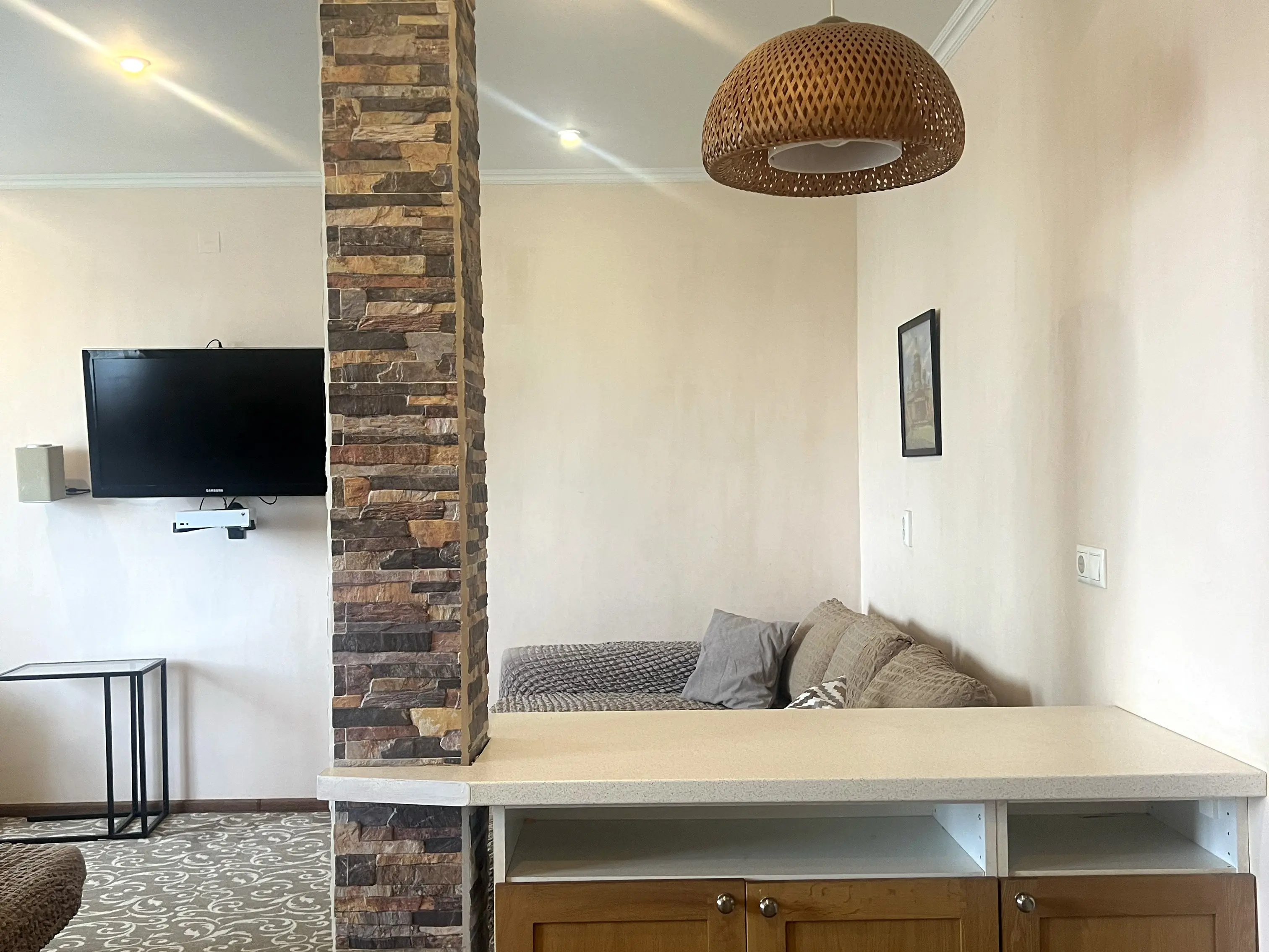 Барная стойка и ещё один диван в гостиной