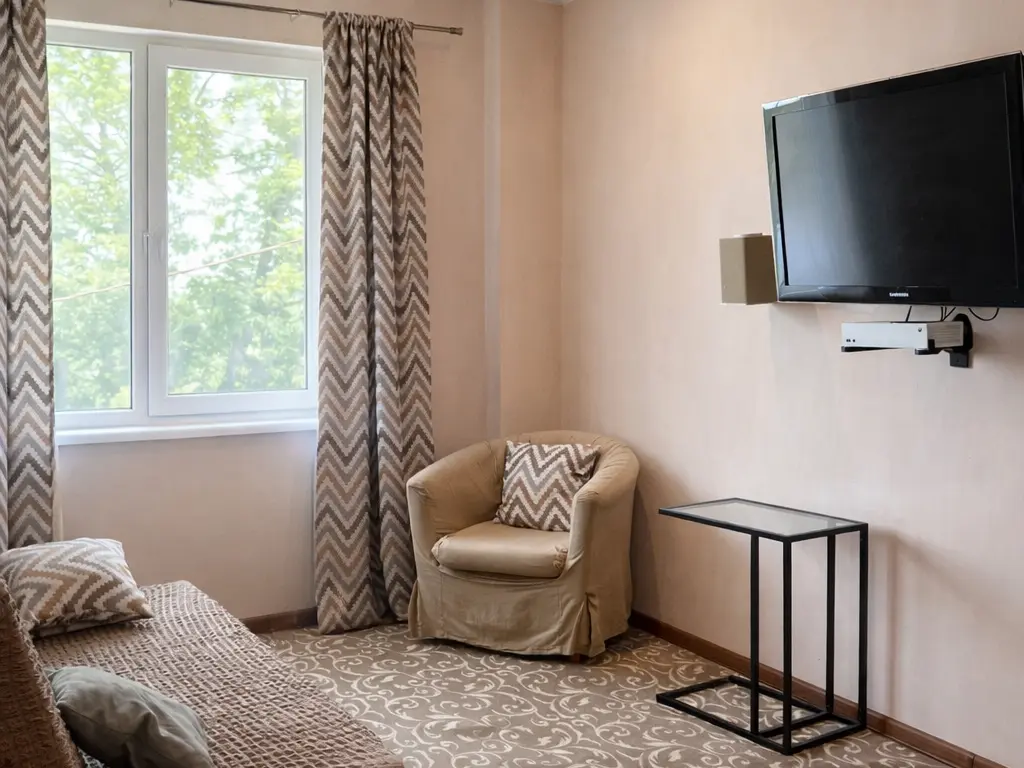 Так же в комнате кресло и приставной журнальный столик