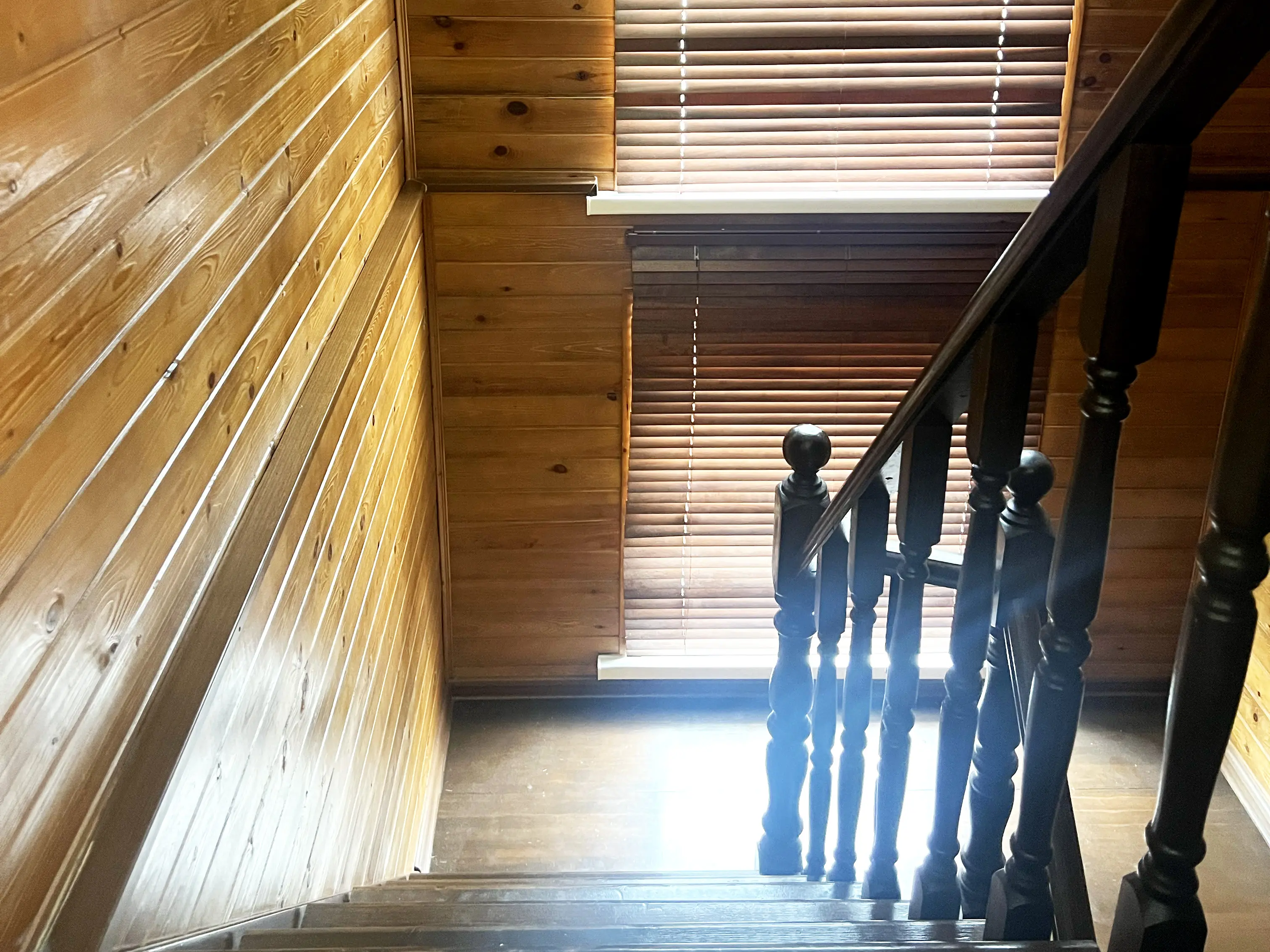 Лестница на второй этаж дома. На этаже две комнаты, два балкона, туалет и ванная