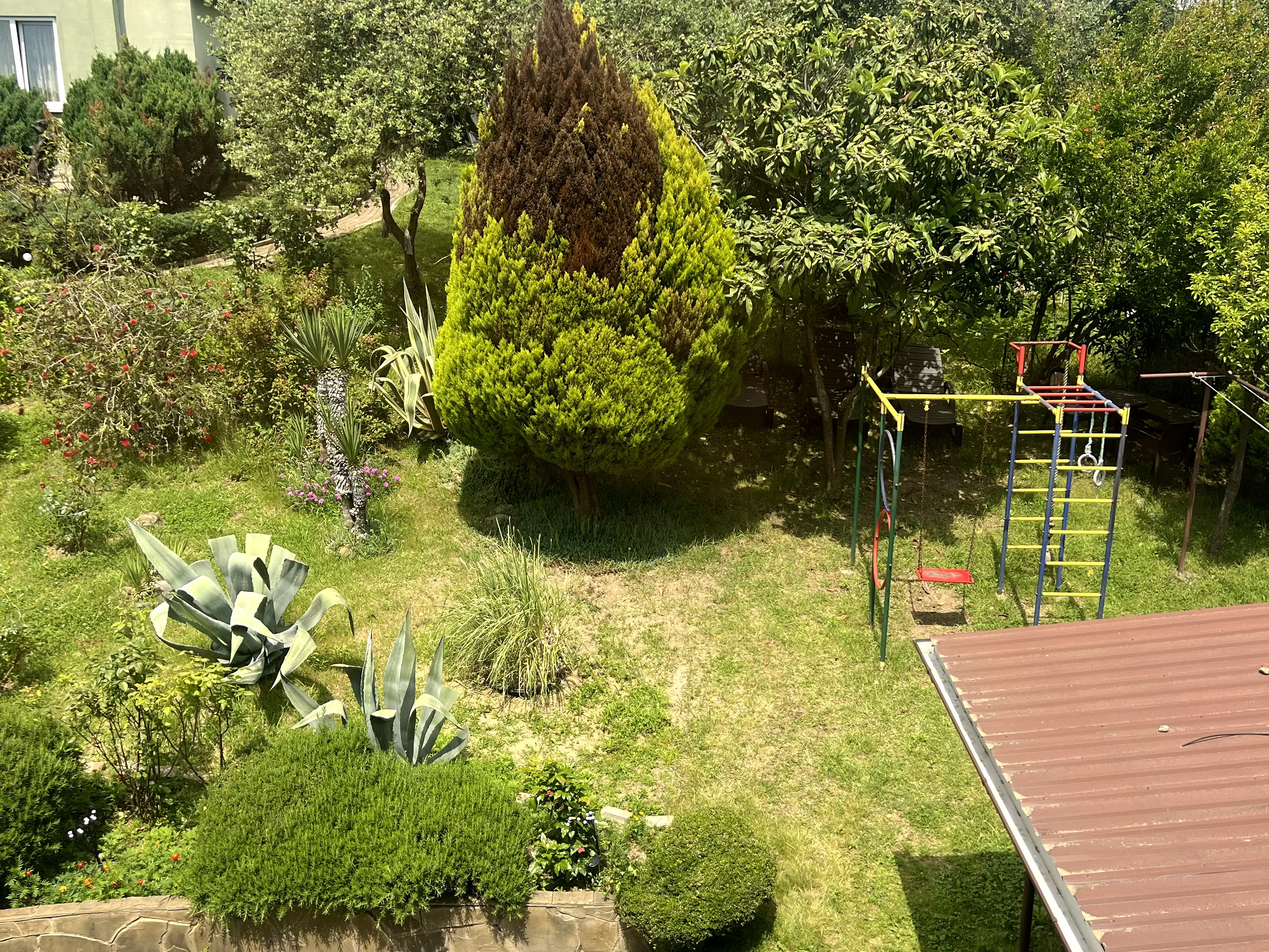 Вид во внутреннюю часть двора из коридора на втором этаже