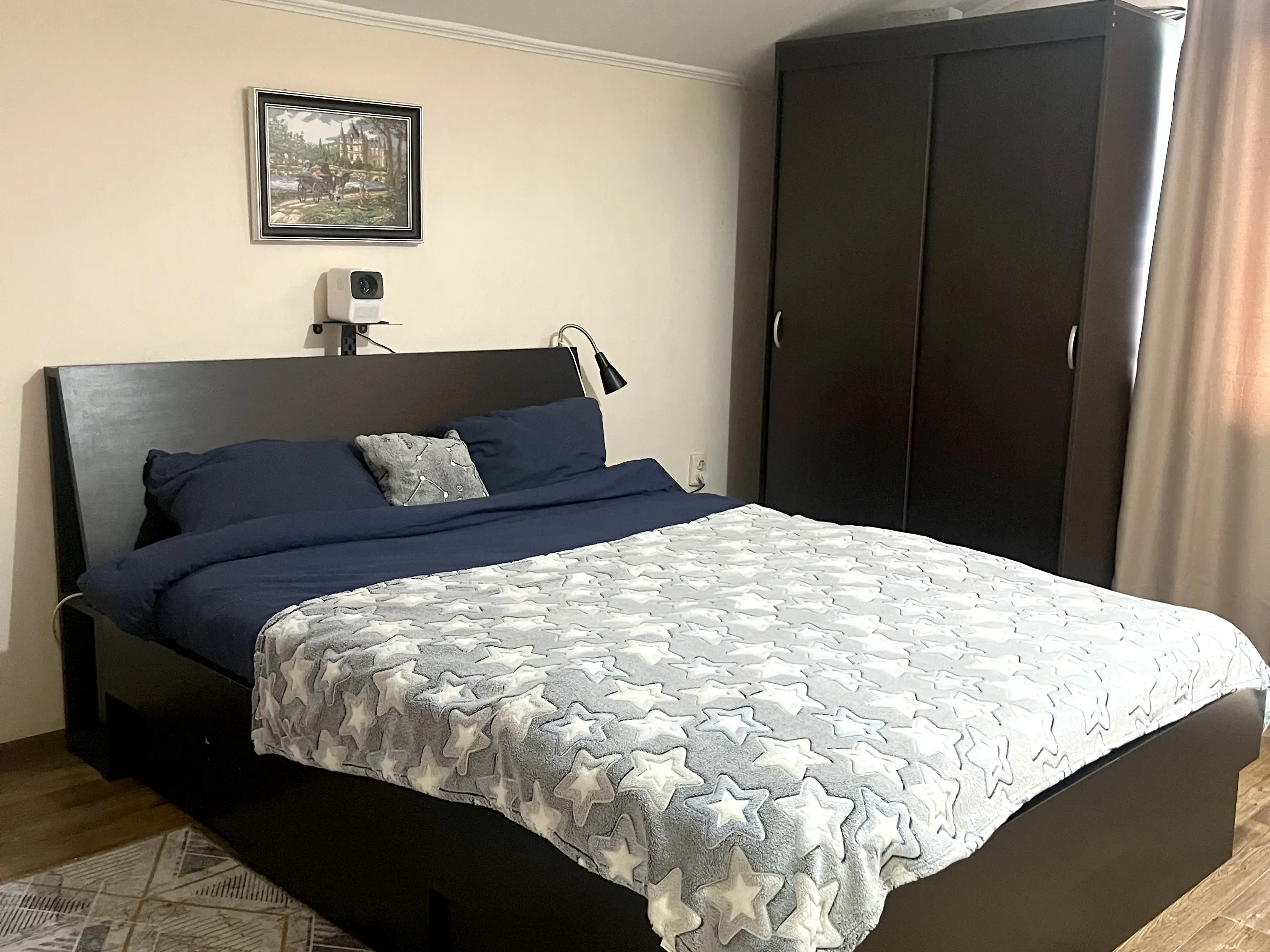 Двухспальная кровать с проектором с андроид-приставкой