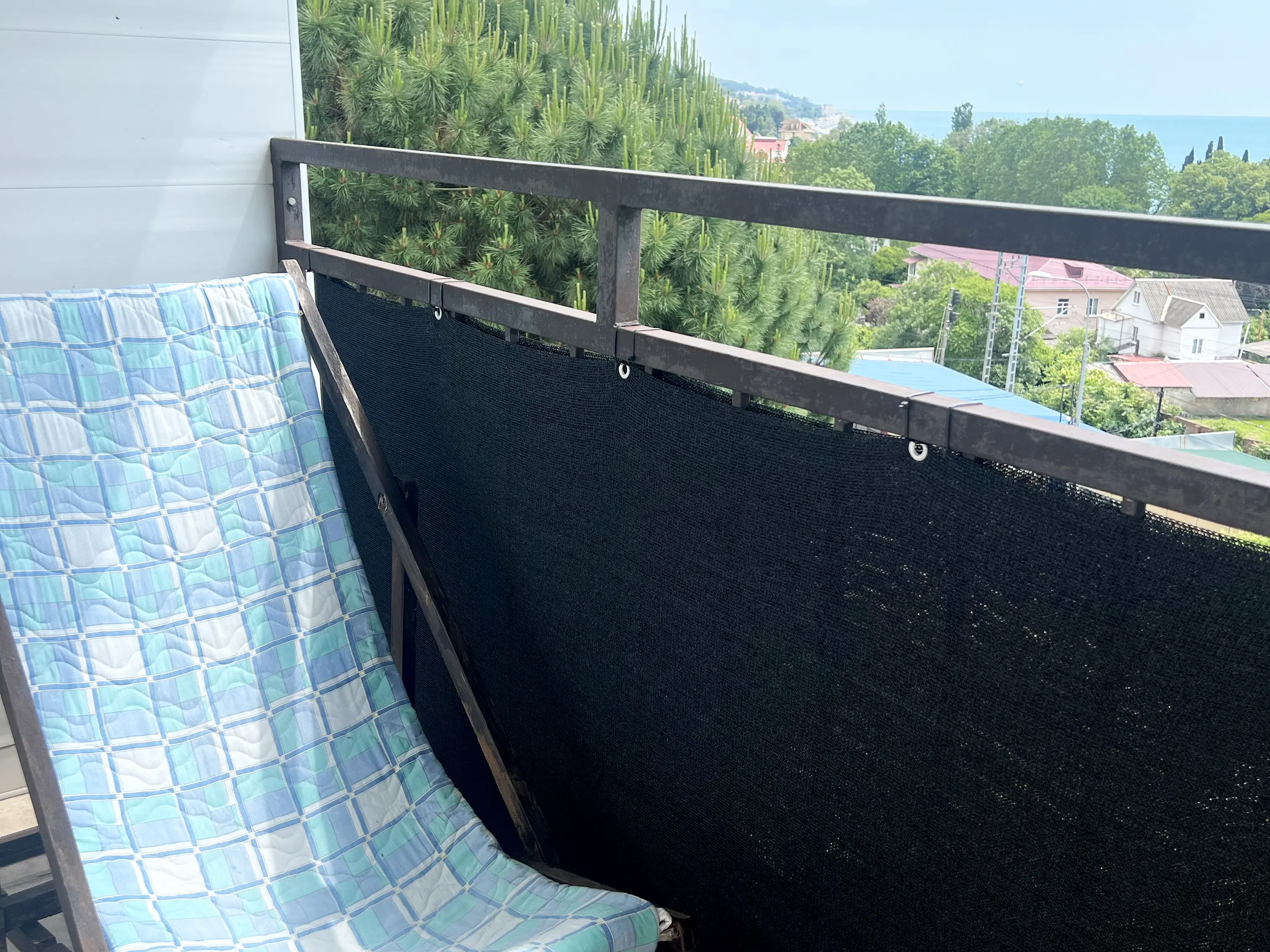Балкон в сторону моря с шезлонгом