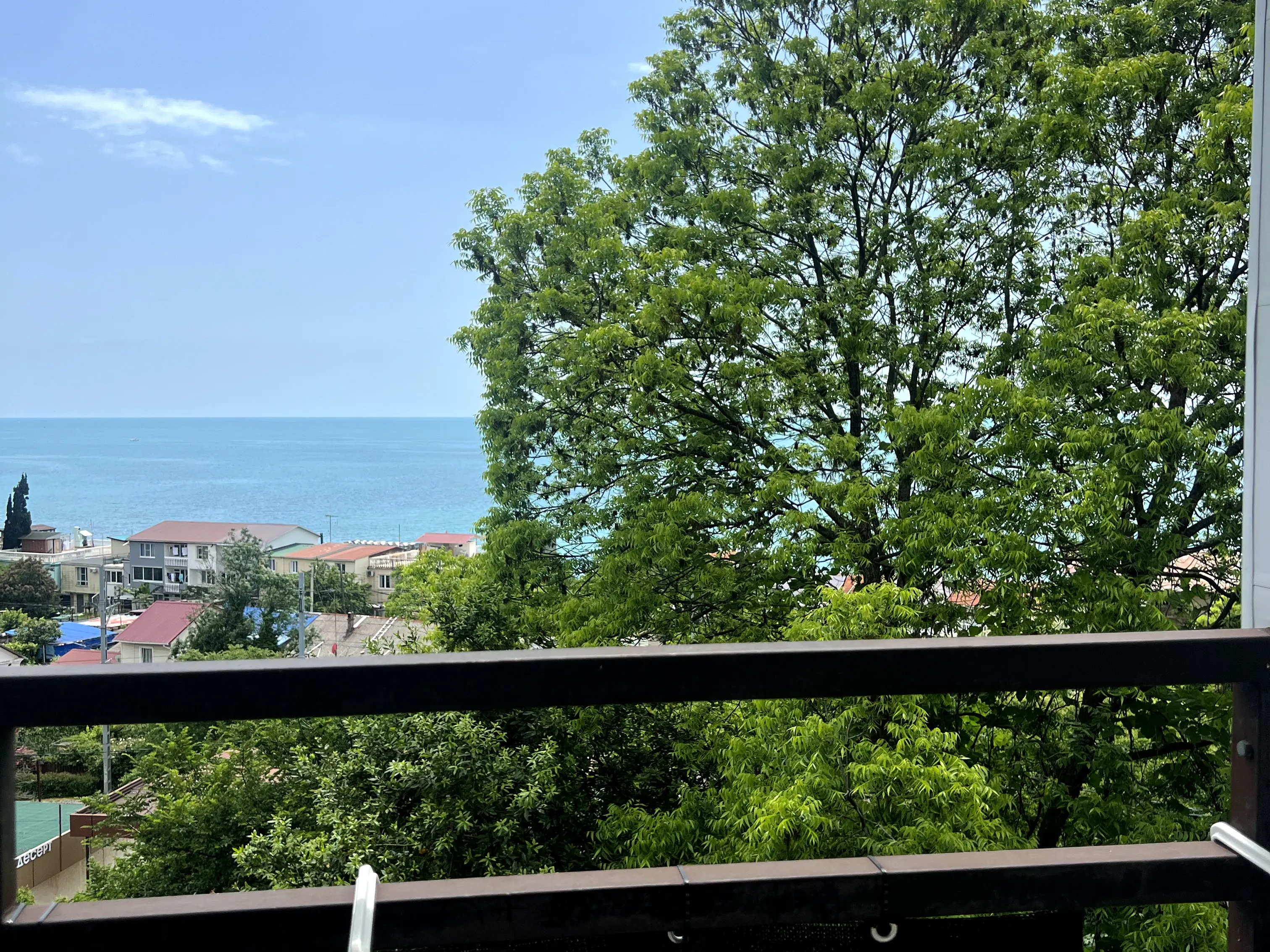 На балконе удобно сушить бельё, стиральная машина на втором этаже. До моря от дома 200м, менее 5 минут пешком