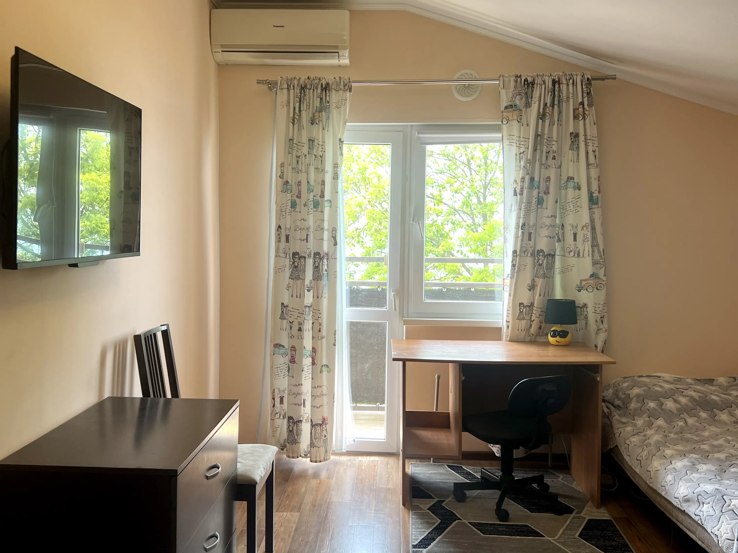 В комнате Яндекс ТВ станция, колонка на ТВ с Алисой может работать отдельно от ТВ без включения экрана