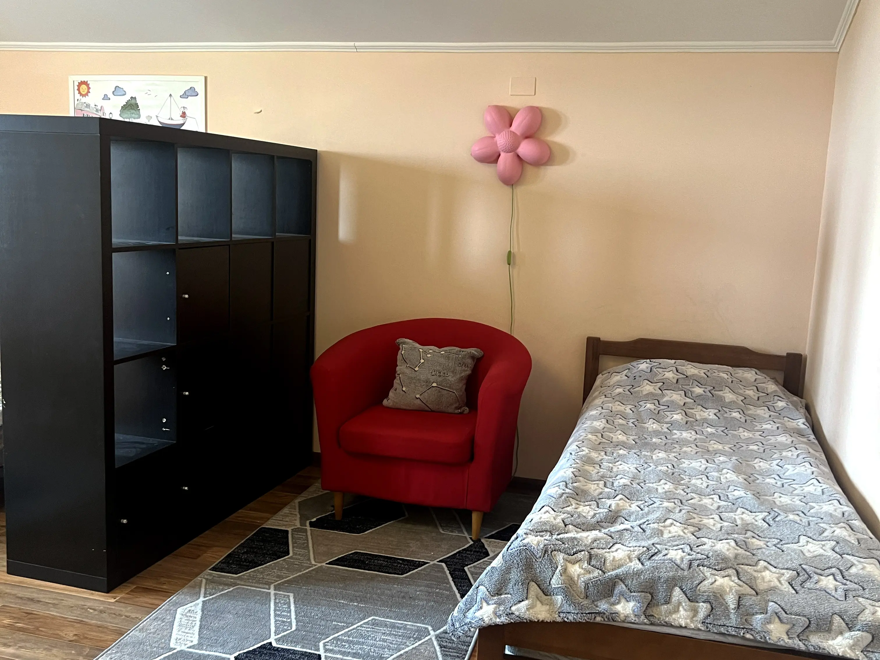 С другой стороны за стелажом односпальная кровать. Можно разместить ребёнка отдельно. ТВ видно из обоих зон