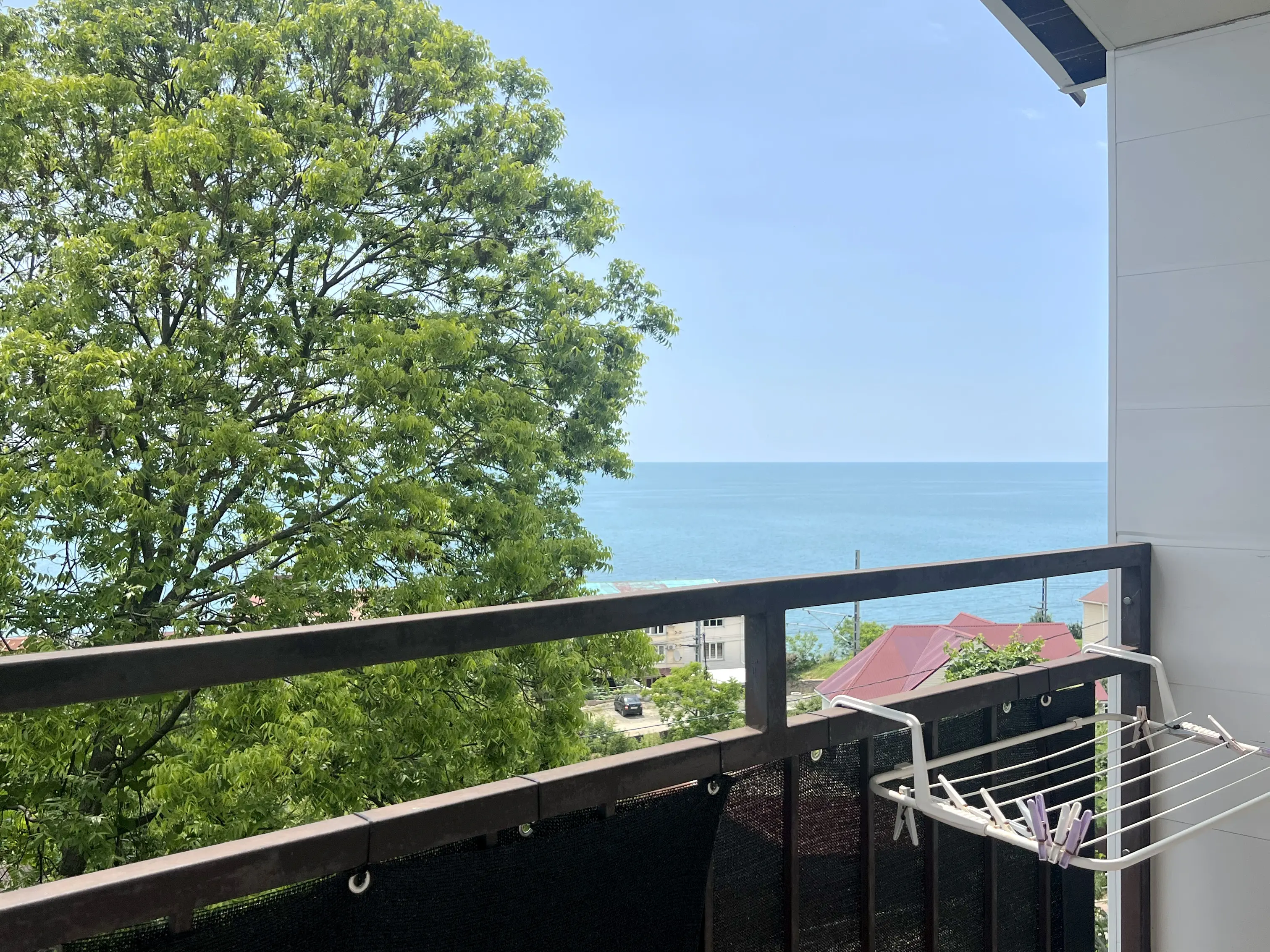 Из комнаты можно выйти на балкон с видом на море и посёлок