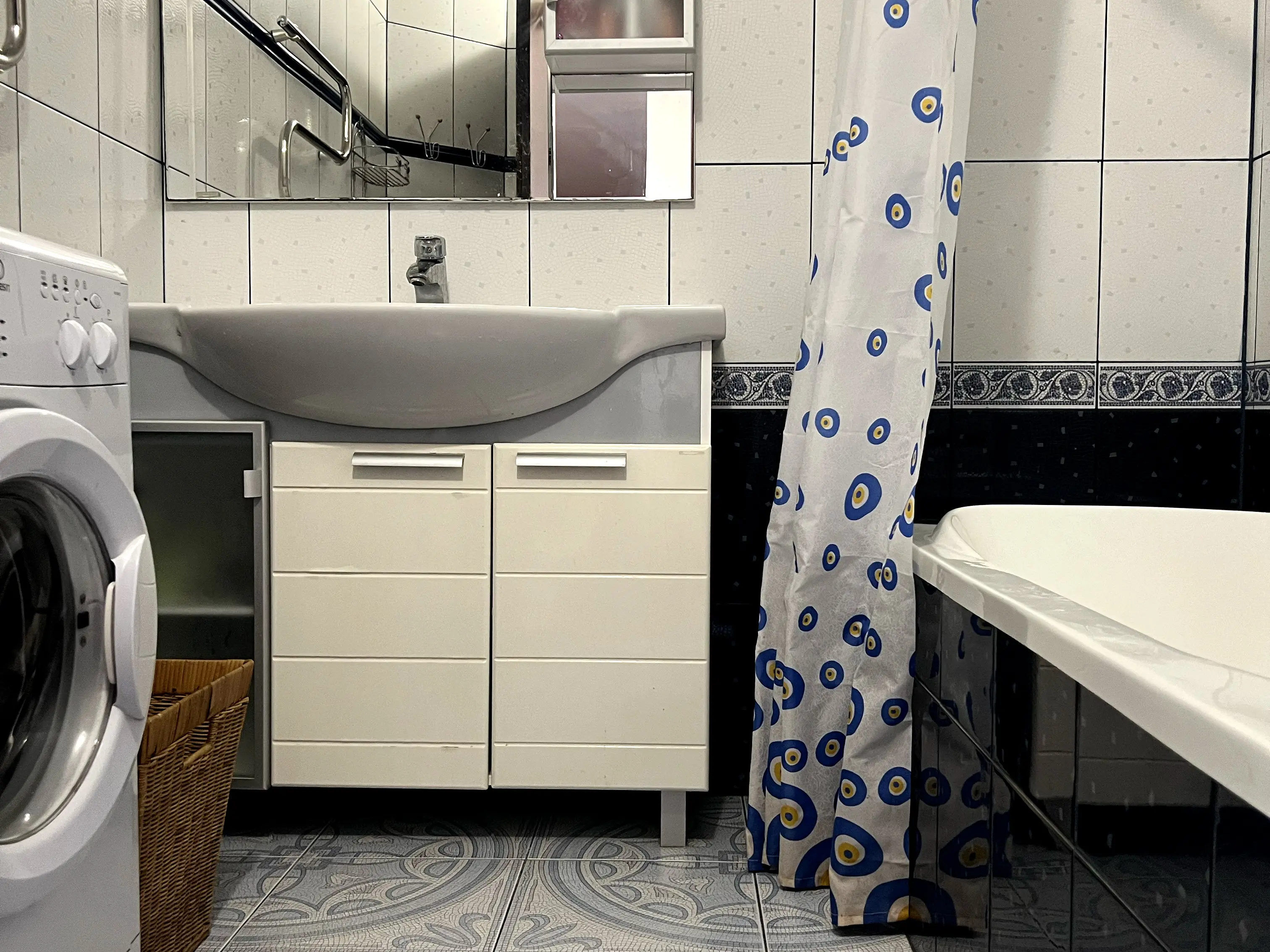 Ванная комната оснащена стиральной машиной, феном и полотенцесушителем. Горячая вода нагревается электрическим котлом с накопителем