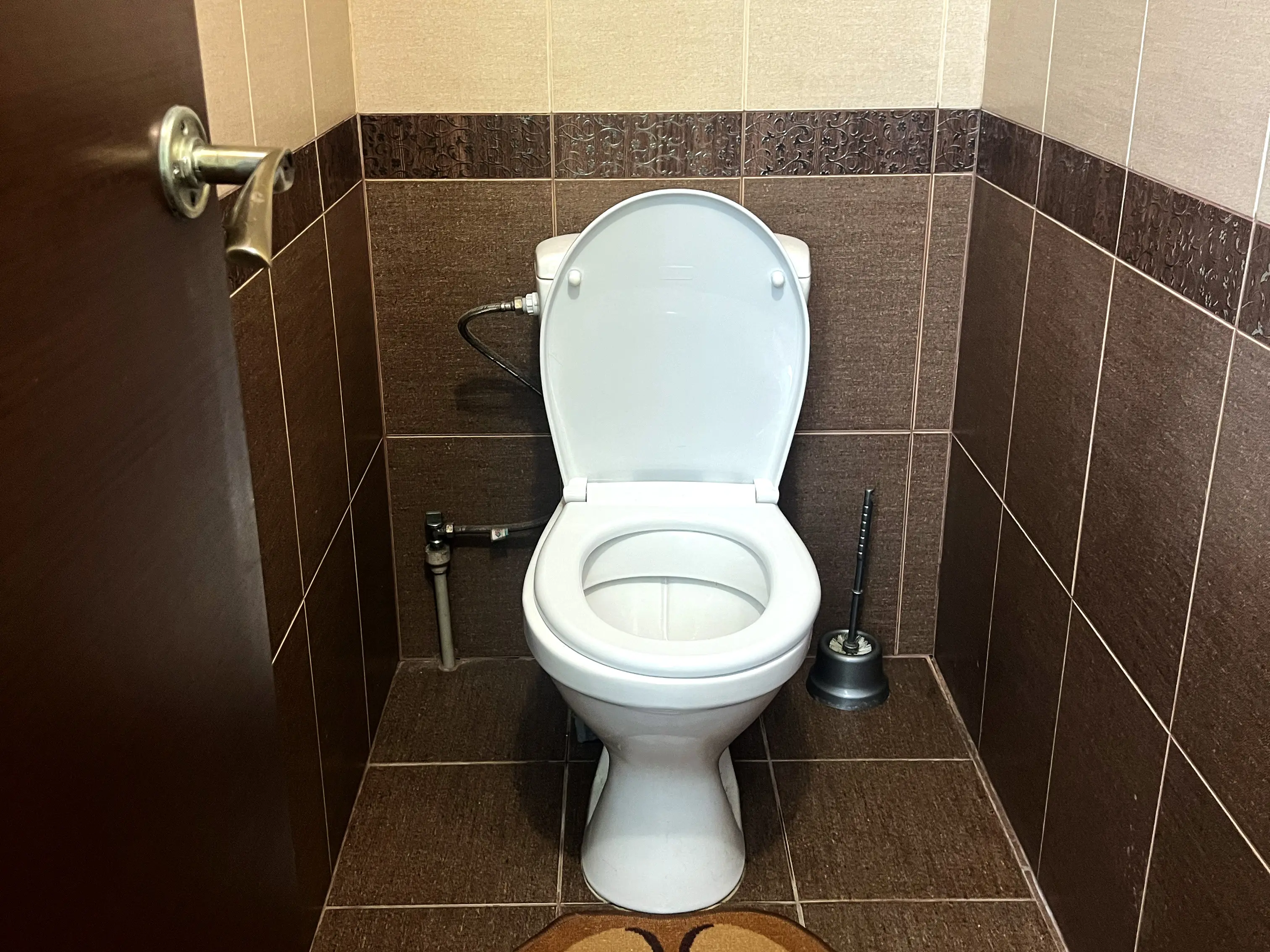 Второй туалет на втором этаже дома