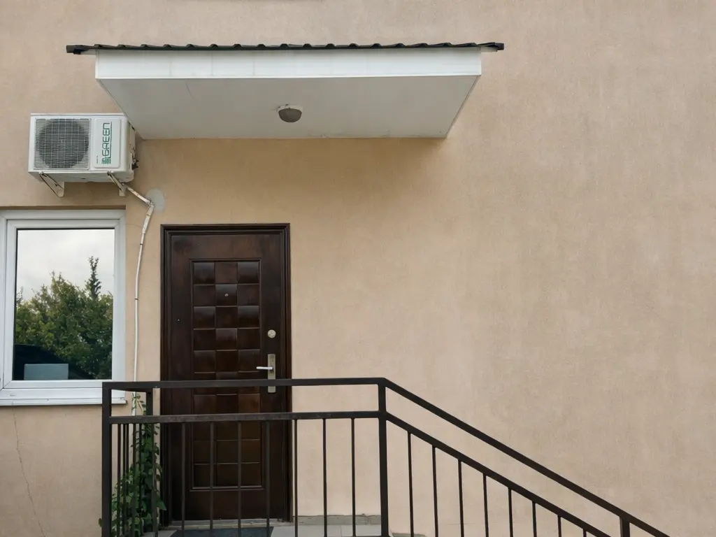 Вход в дом. В доме четыре кондиционера — в каждой из трёх комнат и коридоре