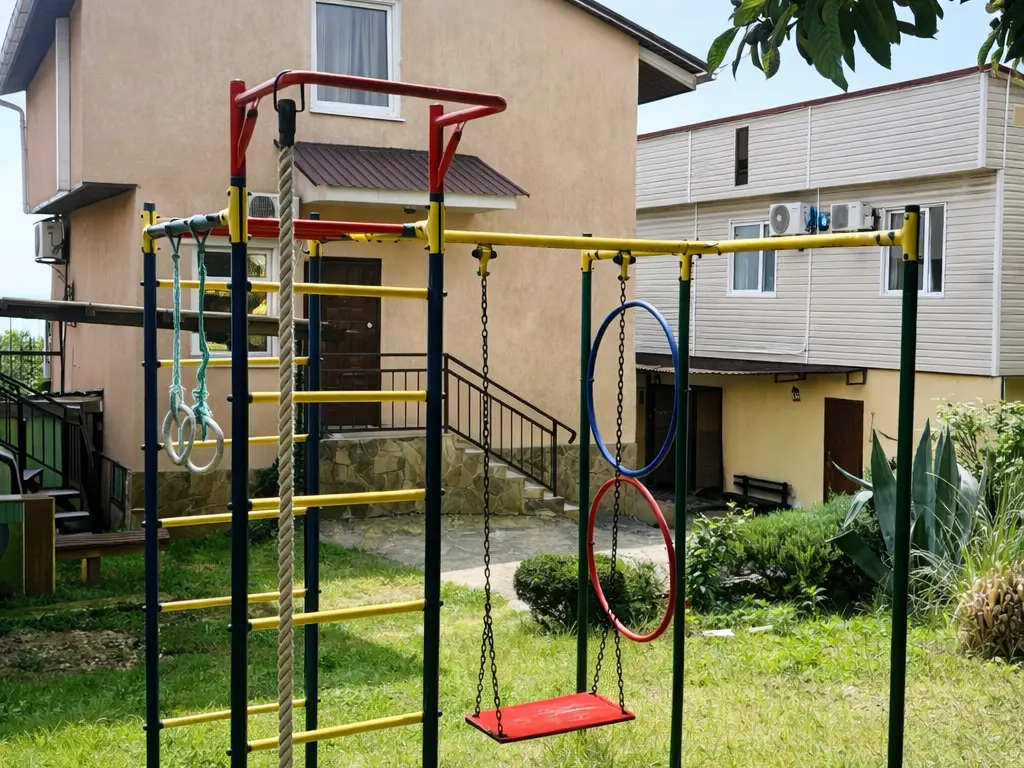 Вид на дом со стороны детской площадки во внутренней части двора