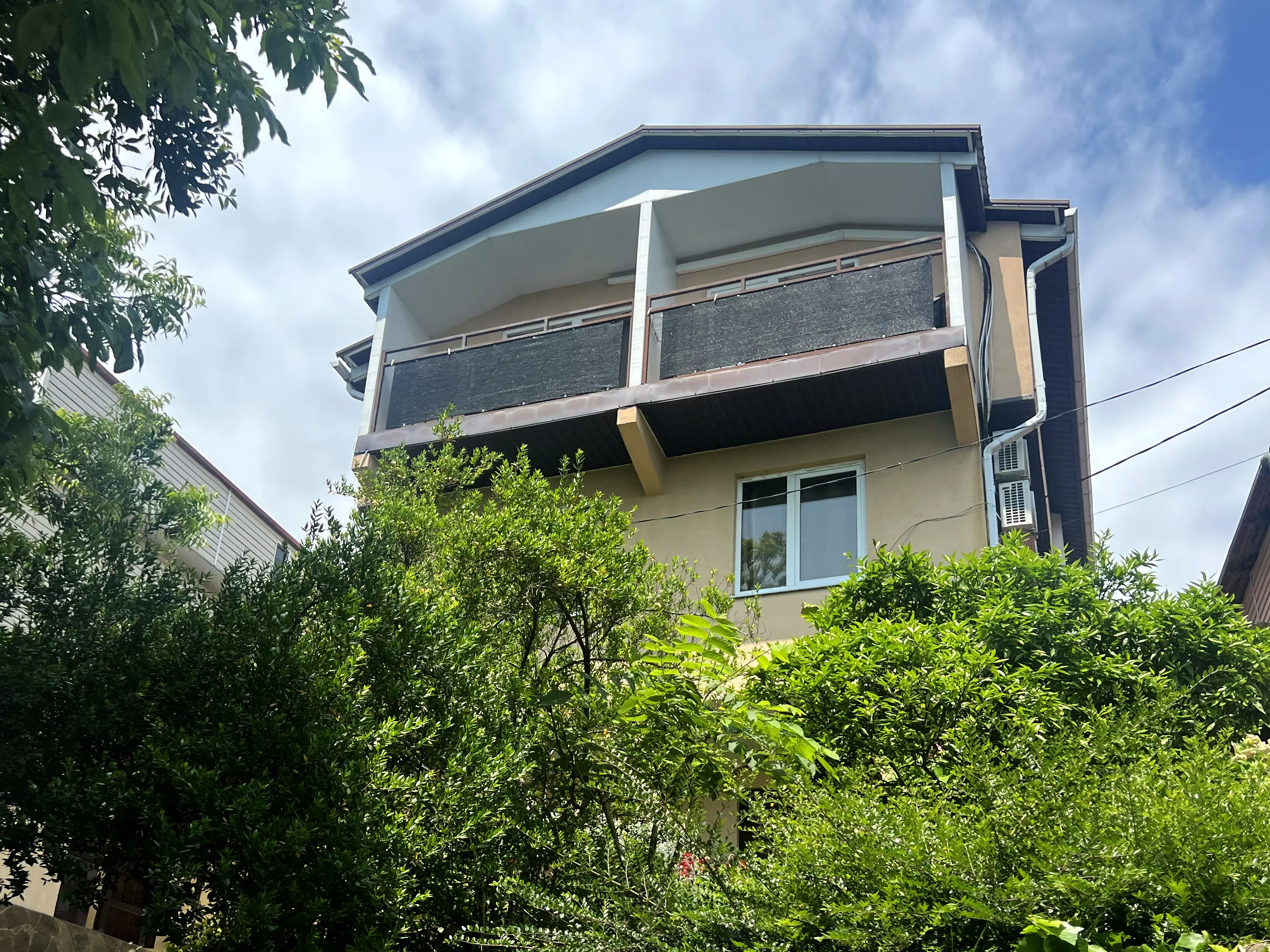 Вид на дом при входе во двор