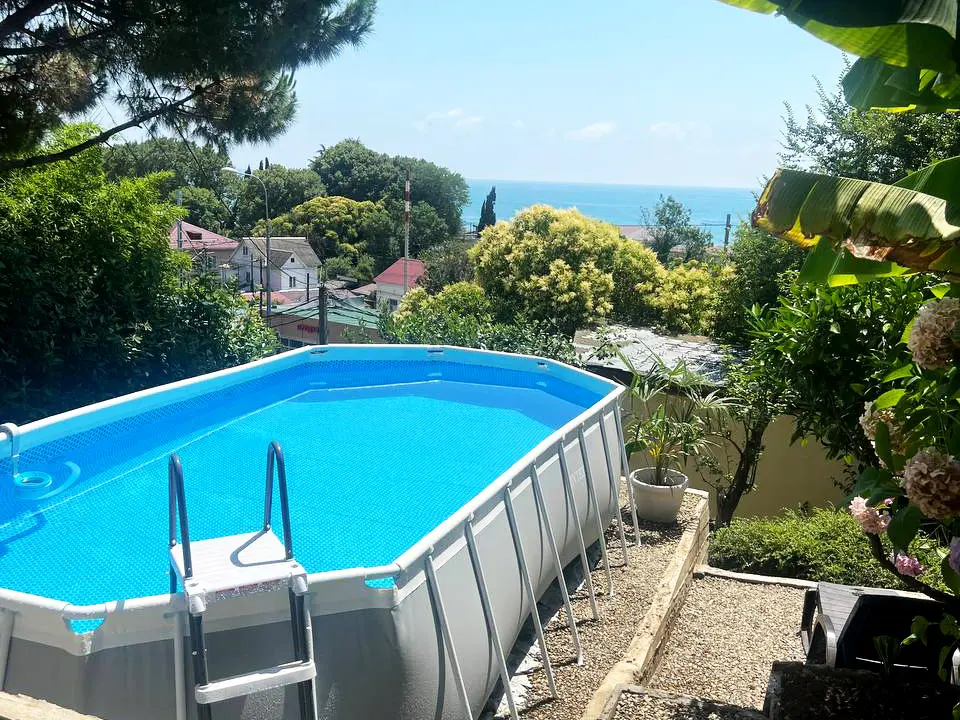 Бассейн 3м×6м, глубина 122см. Вокруг две зоны отдыха в саду и четыре лежака. Вода с естественным обогревом