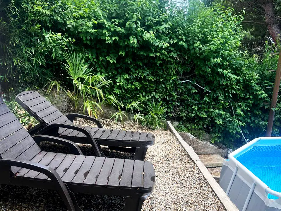 Зона отдыха перед бассейном с шезлонгами. Ниже ещё одна под тенью мандаринов